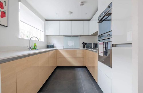 Trumpington House | Spacious 4-Bedroom Home | Ideal for Families & Cor
