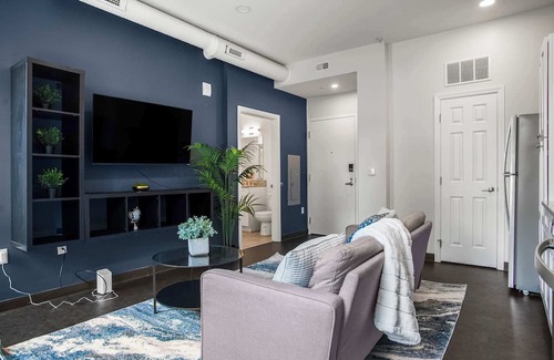 Cultural District Apartment | CozySuites Stunning 1BR in Downtown Pitts #28