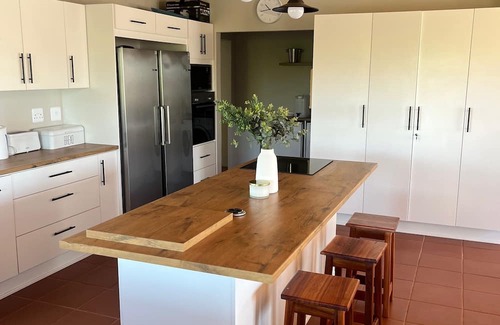 Jeffreys Bay House | Spacious 7-bedroom house in Marvelous Jeffreys Bay with WiFi