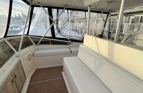 Stuart Boat Rental | Charming Yacht in lovely Stuart Queen Master Room with Full Bathroom & Smart TV