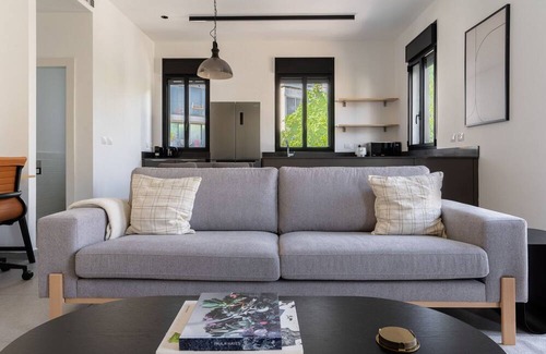 Tel Aviv Apartment | Blueground | Lev Hair, Spacious, 2 Balconies (TLV-22)