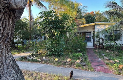 North Miami Beach House | Cozy bedroom in a family house - AC, WiFi, backyard, in lovely North Miami Beach
