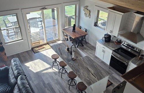 La Follette Cabin | 4 bedroom cabin with breath taking mountain top views, close to off road trails.