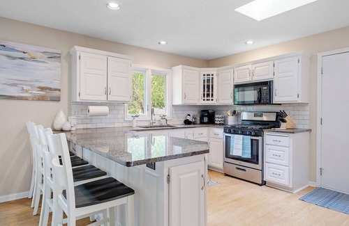 Plymouth House | 4-bedroom house in peaceful Minneapolis with AC, WiFi