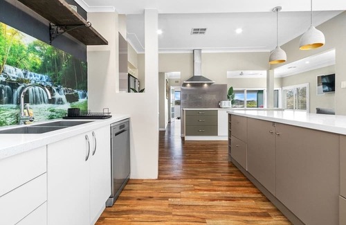 Speers Point House | Lakeview Retreat on The Esplanade