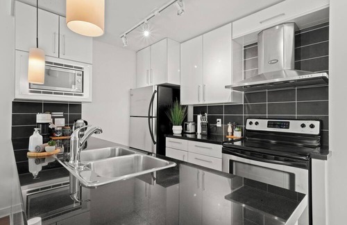 Gastown House | Luxury 3 Bedroom Townhome in Downtown Vancouver with Rooftop Patio
