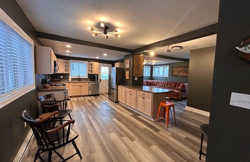 Berlin House | Spacious 5BR Retreat - Ride The Wilds Direct from our Driveway!