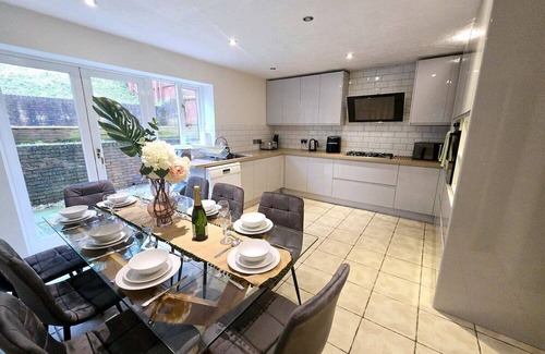 Newport House | Horizon House*Sleeps 11*Parking*Groups*Corporates