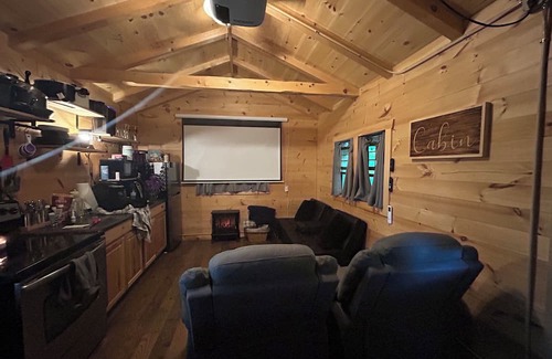 Viola Cabin | Cozy cabin with AC and WiFi in charming Anamosa