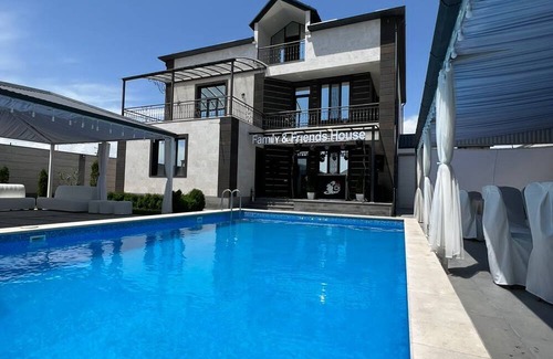 Oshakan House | Family & Friends House