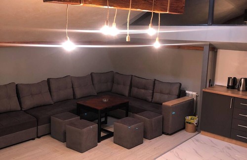 Oshakan House | Family & Friends House