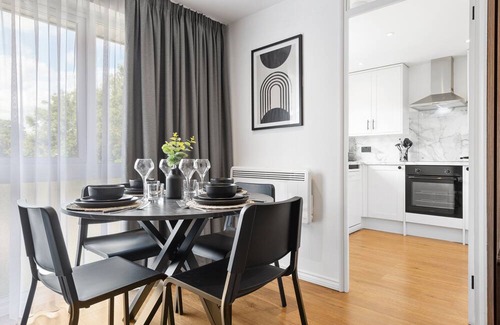 Coppetts House | Modern 2BR Apartment in North London | Sleeps 5 | Wifi & Parking