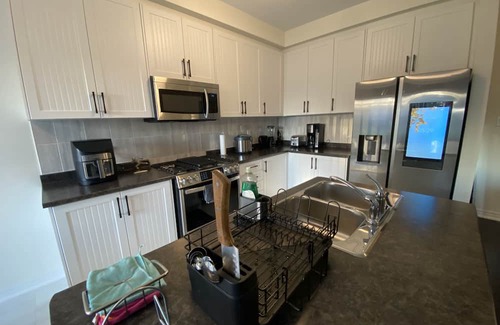Vaughan Bed & Breakfast | 3BR Getaway in Kleinburg, Vaughan, Built in 2024 — Stylish Comfort Awaits You!