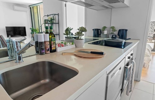 Melbourne Central Business District Apartment | Cozy 2BR | amazing views + pool & gym (accommodates 6 people)