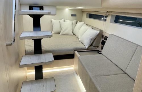 7th Arrondissement Boat Rental | Yacht Med 42
