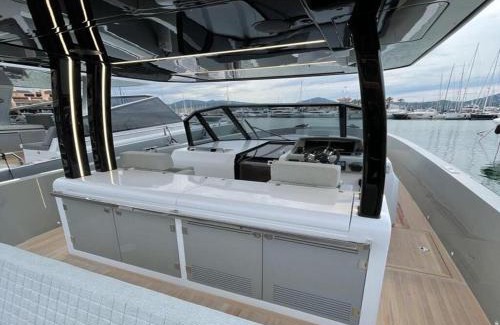 7th Arrondissement Boat Rental | Yacht Med 42