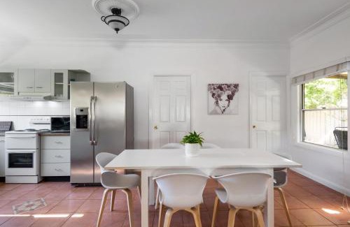 Budgewoi House | Cute and Relaxed Holiday Home - Close to Beach