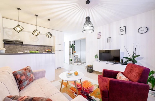 Two bedrooms apartment, 10 min far away from airport