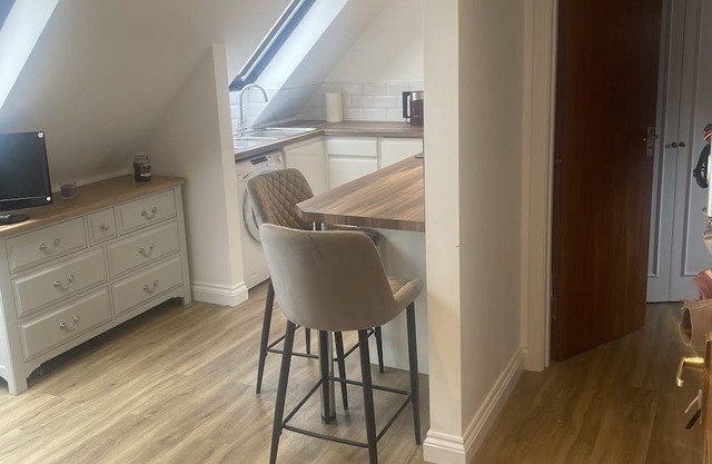 Modern 1 bed flat next to town center - amazing location !