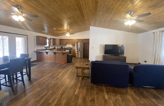 Pet friendly, newly constructed cabin with modern amenities!