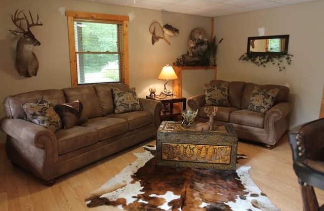 Log cabin get- away with Hot Tub!