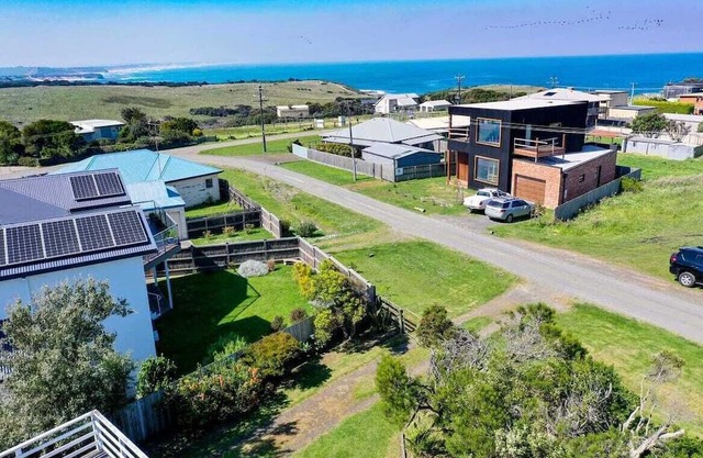 Kilcunda surf-beach, ocean-views two-storey beach shack on the Bluff