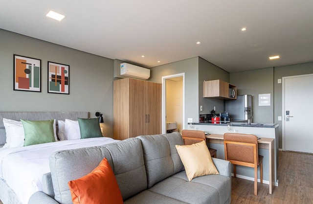 Studio com sacada e linda vista para o Jockey Club