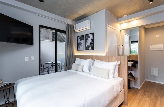 Studio c/ sacada e área externa a lado da Paulista