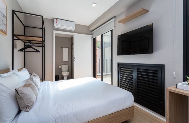 Studio Completo com Sacada Espaçosa | Jardins