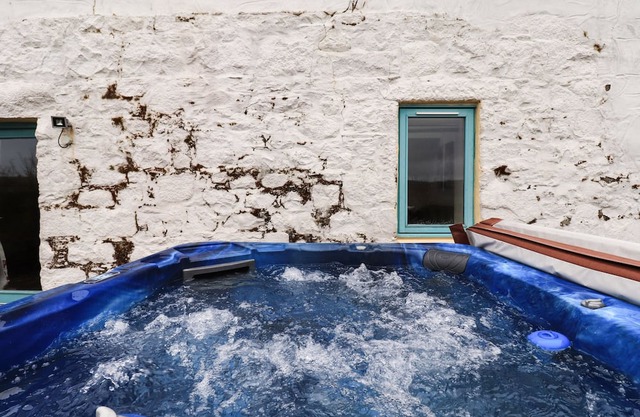 SWEETHEART COTTAGE, pet friendly, with hot tub in Dalbeattie