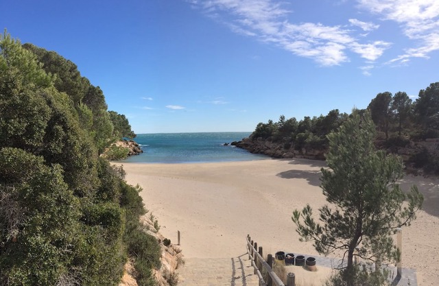 Air-conditioned villa 9/10 people in large fenced garden 150 m from the sea