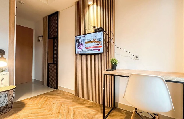 Wooden Nest 2Br Without Living Room At Evenciio Margonda Apartment