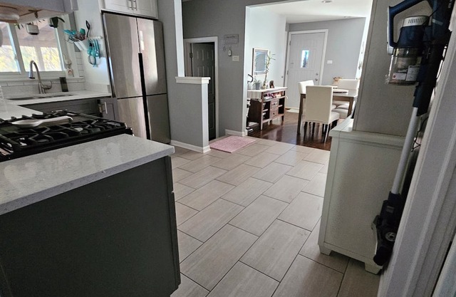 Twin bed room , smart TV 32" with shared bathroom