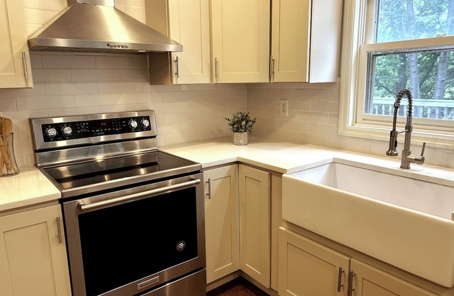 KC Spacious Relaxation: 6bdrm 3.5bath 2800 sqft