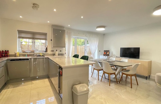 Surbiton House for 6, near Station, free parking