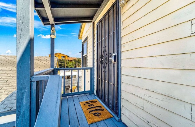 Azure Loft By Rather Be Properties: Urban top-floor w/ city view & outdoor dining