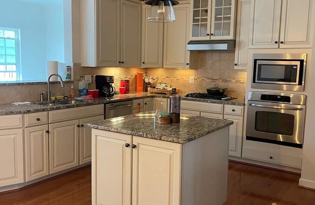 Charming 3-bedroom townhome in Burtonsville with a great view