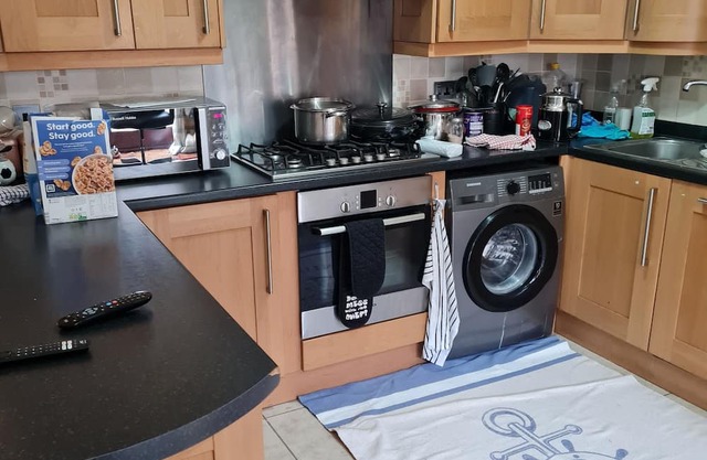 4 Bed house with 4 cozy en-suites, large kitchen, 15 mins walk from hospital