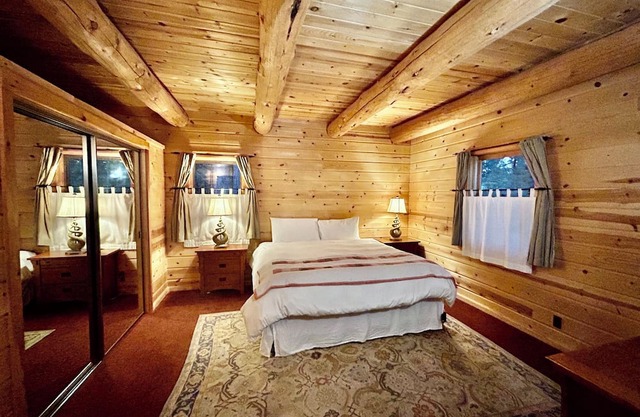 Charming 2-bedroom house in welcoming Bend/Sunriver area with WiFi, AC