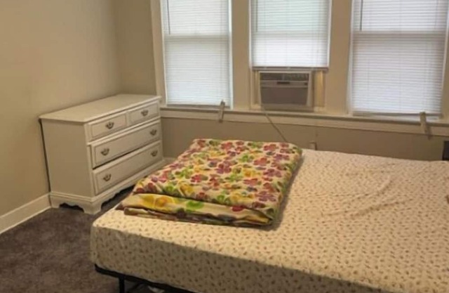 Charming 2-bedroom house in delightful Whiting with AC, WiFi