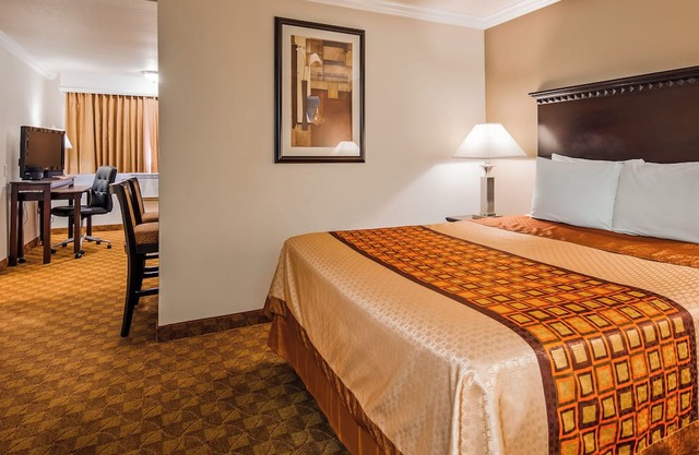 Hotel Suite in Lompoc with Kitchenette, Pool and Complimentary Breakfast