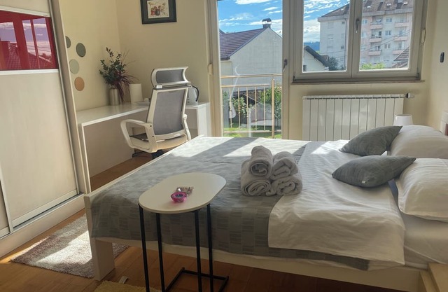 Remodeled family home on hill w/AC in all bedrooms. Pet-friendly!