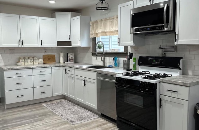 Charming 2-bedroom cottage with WiFi, AC in lovely Angola