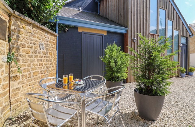 PUMP ROOM, romantic, with a garden in Sherborne