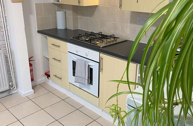 "At The Edge" of Grimsby. Cosy, Comfy with Huge Free Parking for Vans or Cars.