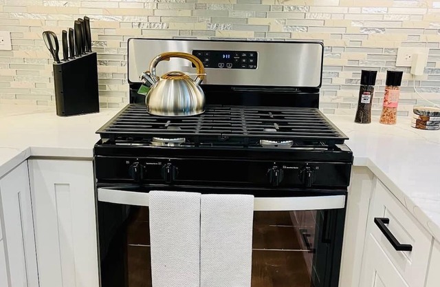 Charming 3-bedroom Cottage with AC & WiFi in Willowbrook