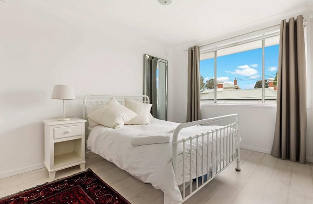 Quaint 2 Bedroom Fitzroy Apartment Free WiFi