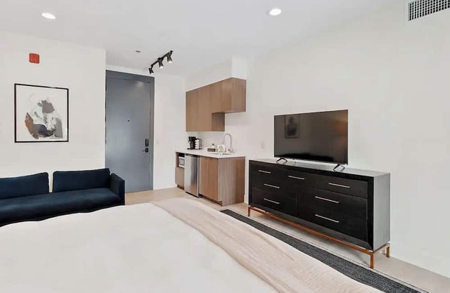 Haven Loft At Belhaven Town Center Room 201