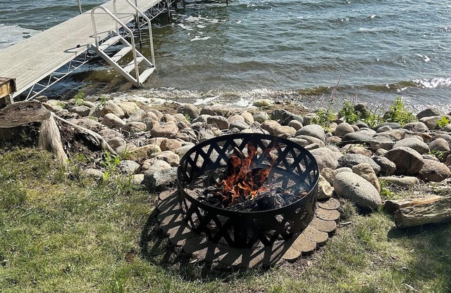 Cozy, pet friendly 2-bedroom cabin on beautiful lake Amelia.