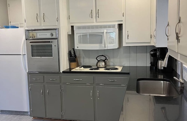 Terrific 3-bedroom house in Elkin, close to town and trails, quiet